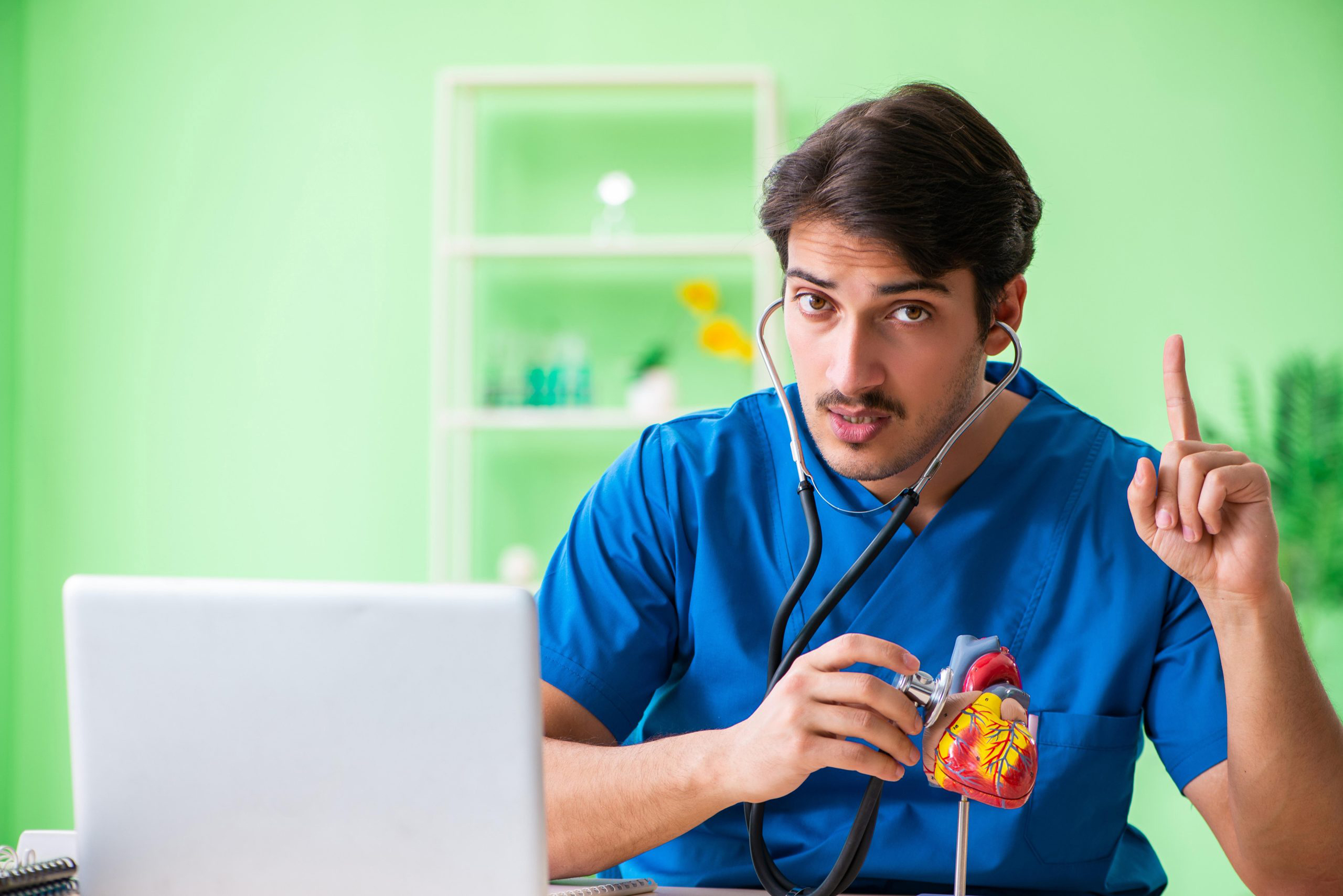 doctor-explaining-heart-problems-scaled